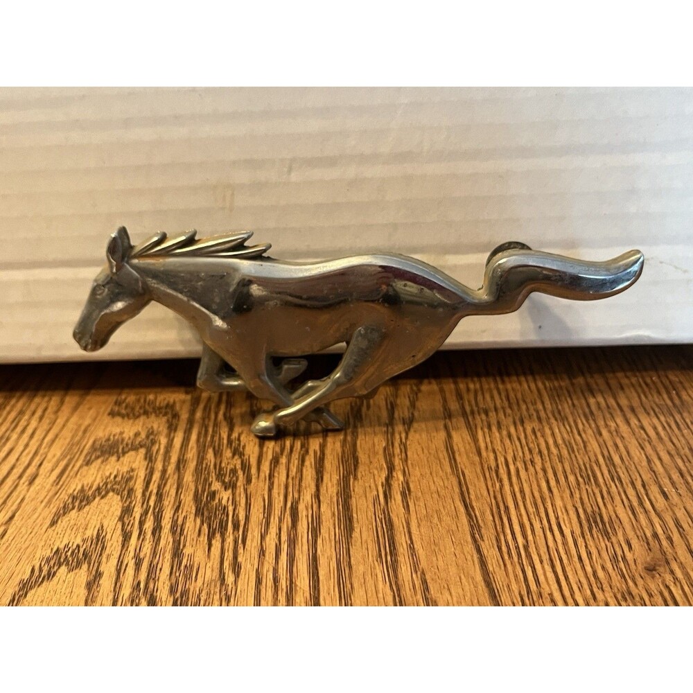FORD MUSTANG EMBLEM # 68113 USED #C8ZB8A 224 A FoMoCo